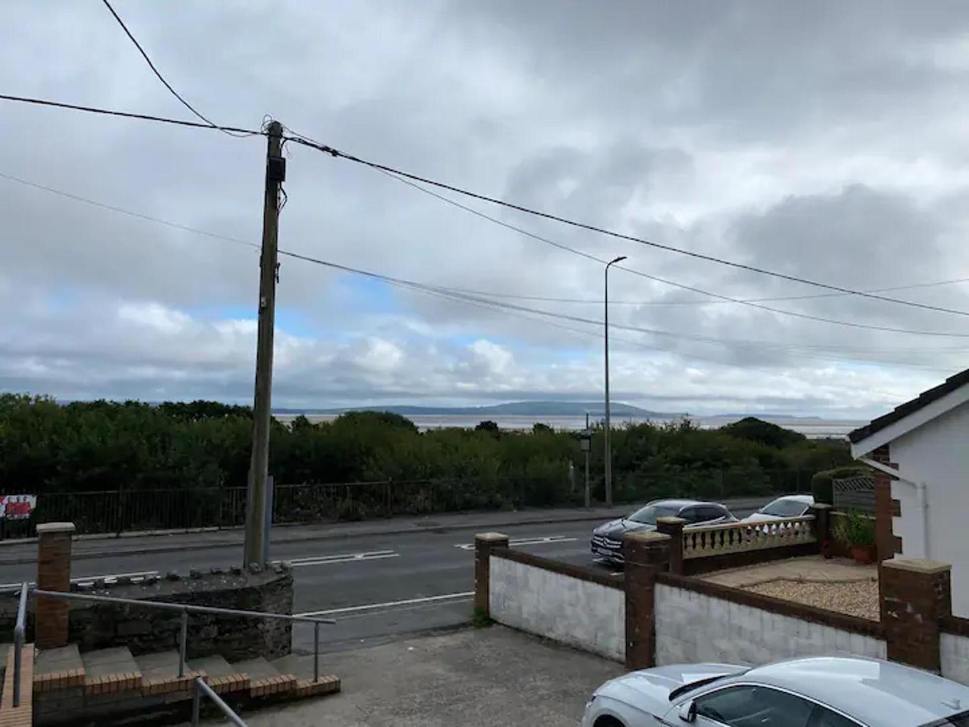 2 Bed-Sleeps 4-Sea View-Pet Friendly-Parking Apartment Llanelli Exterior photo