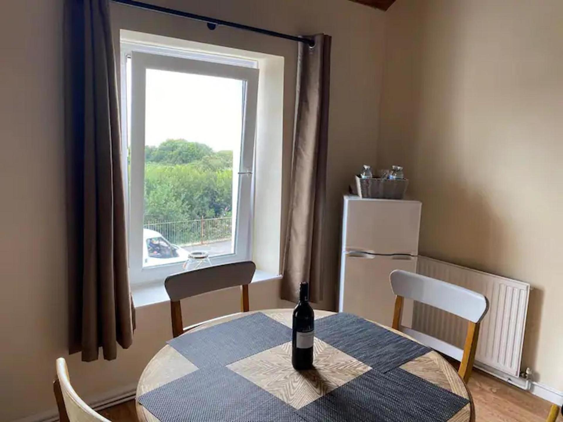 2 Bed-Sleeps 4-Sea View-Pet Friendly-Parking Apartment Llanelli Exterior photo