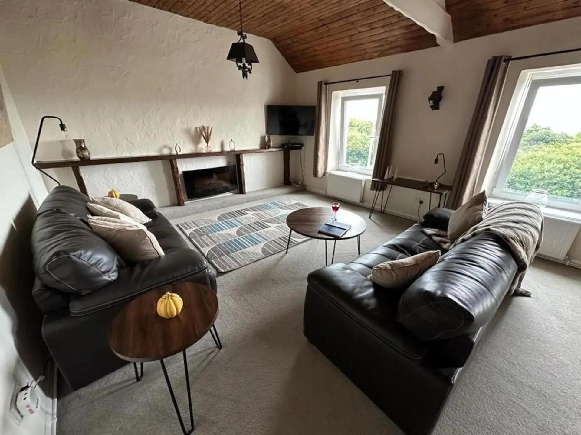 2 Bed-Sleeps 4-Sea View-Pet Friendly-Parking Apartment Llanelli Exterior photo